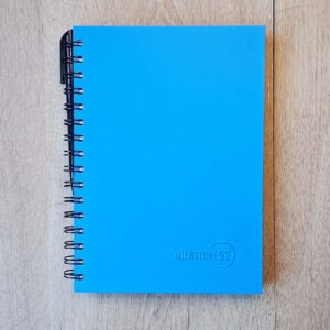 Тефтер за цели „Действие 52“ – седмичен планер в 4 цвята с бонус химикалка